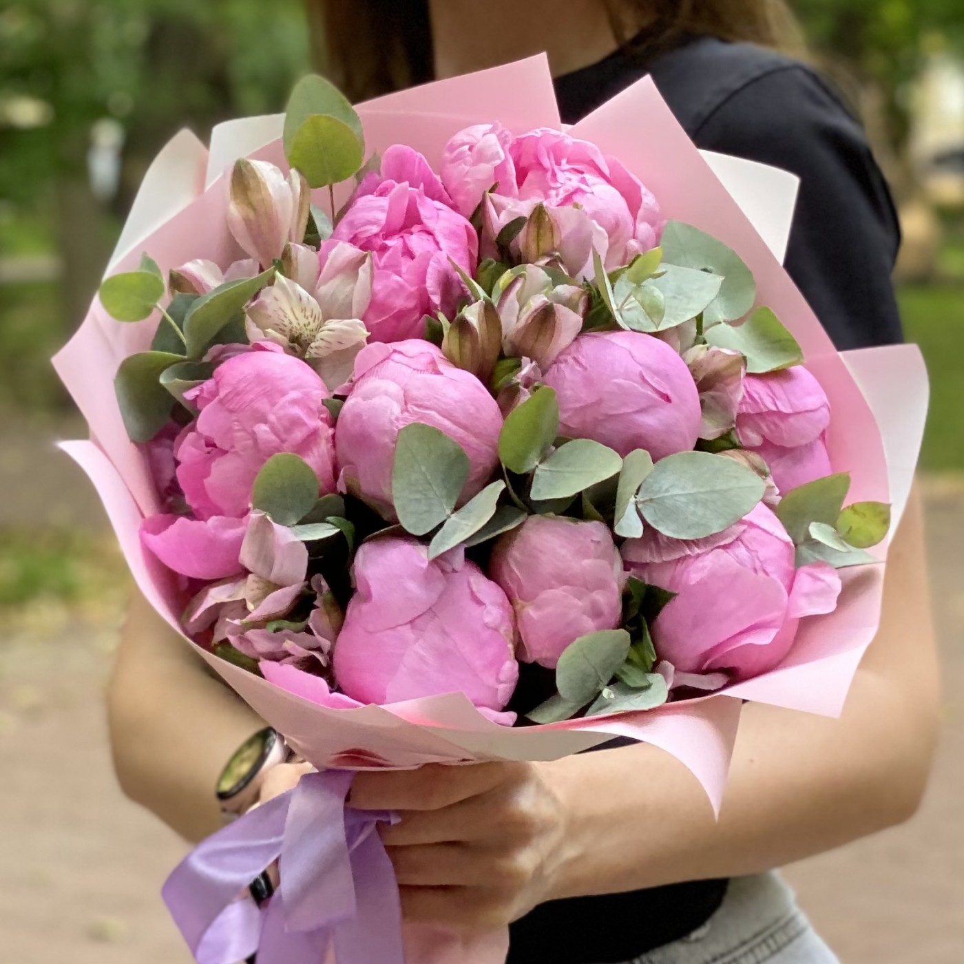 Букет из 9 пионов Флеминг с альстромерией